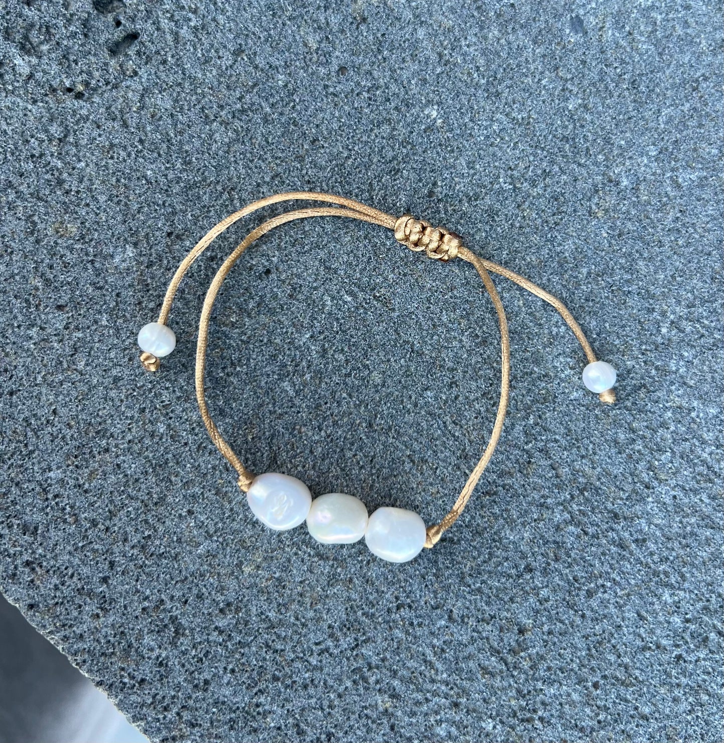 צמיד חוט 3 פנינים