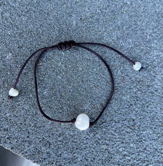 צמיד חוט פנינה אחת חום כהה