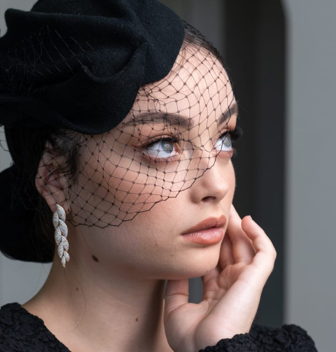 עגיל זהב משובץ